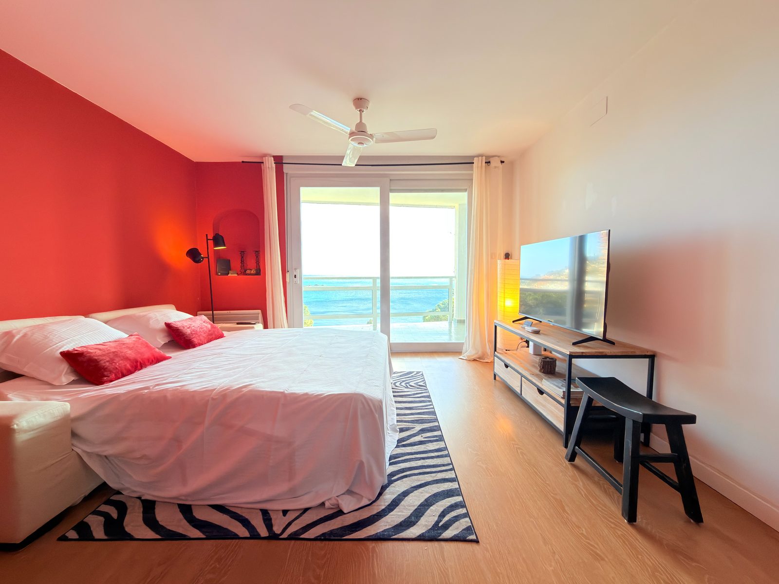 Salon avec canapé-lit déplié face à la mer, appartement Canyelles Petites Roses