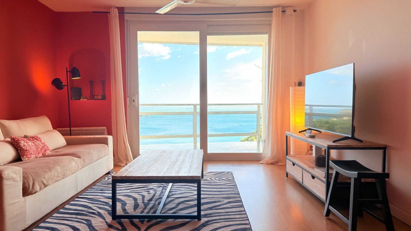 Salon vue mer panoramique appartement Roses Costa Brava