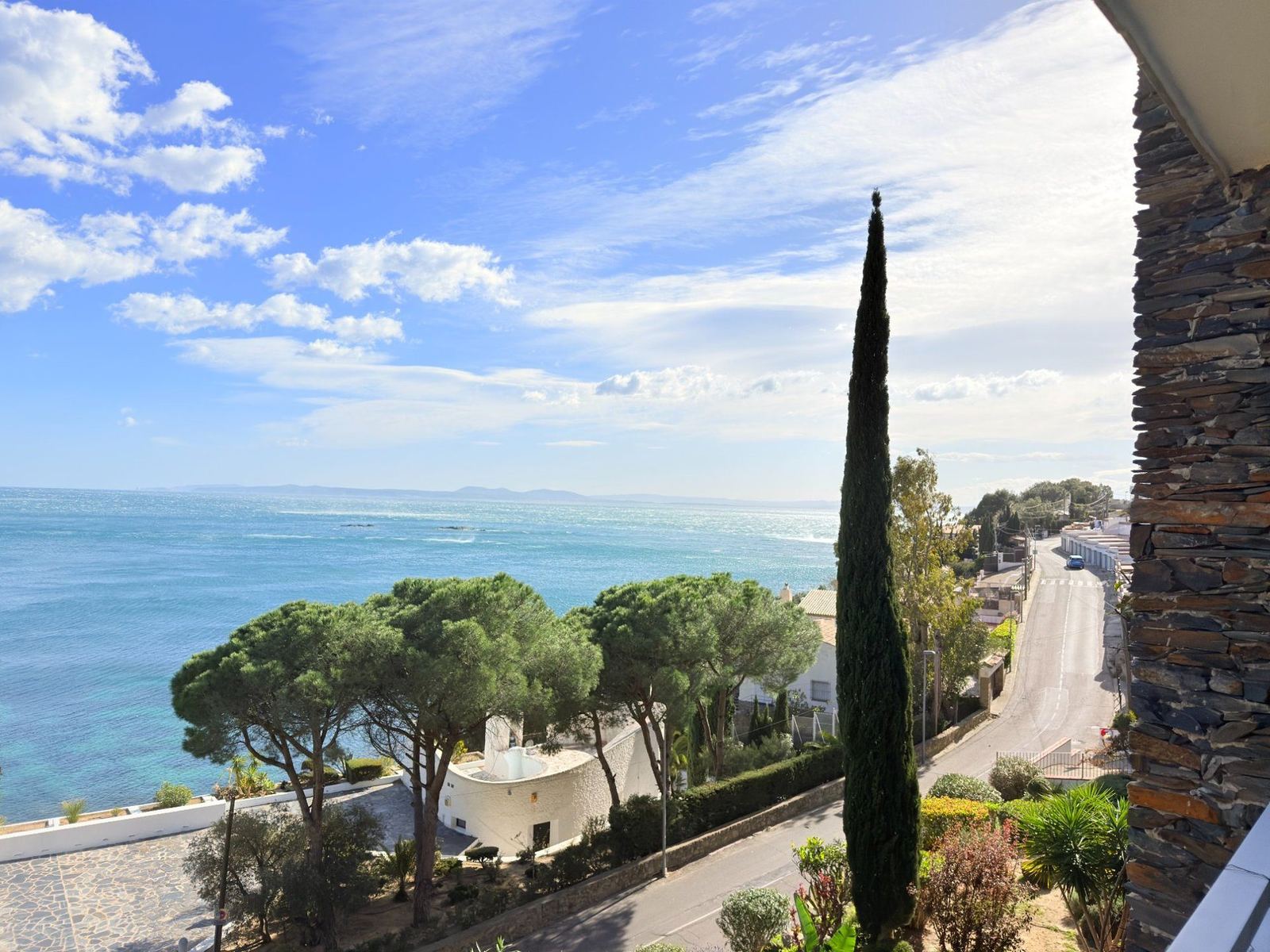 Vue panoramique mer et village de Roses depuis la terrasse